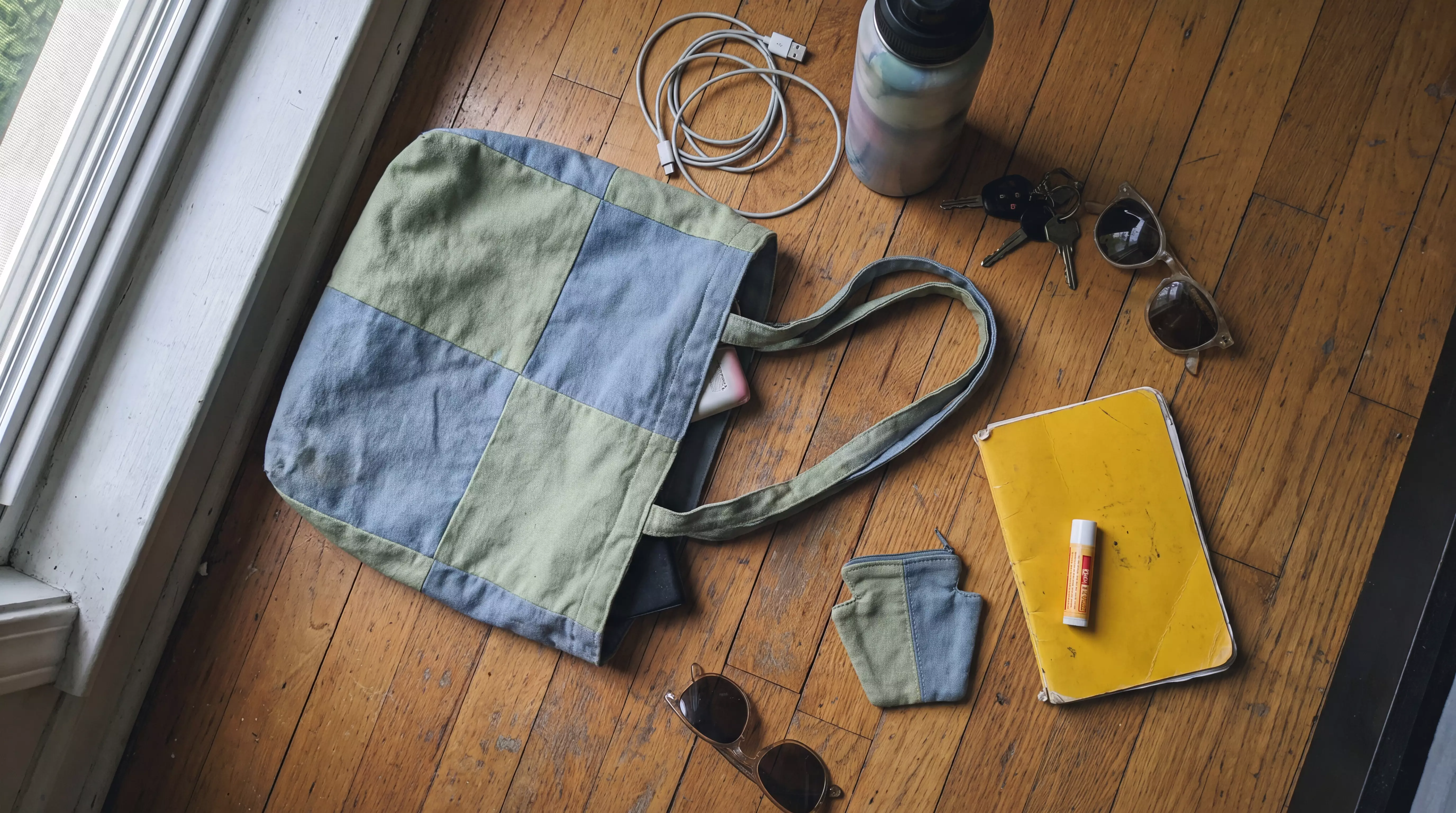 Tote bag with everyday items
